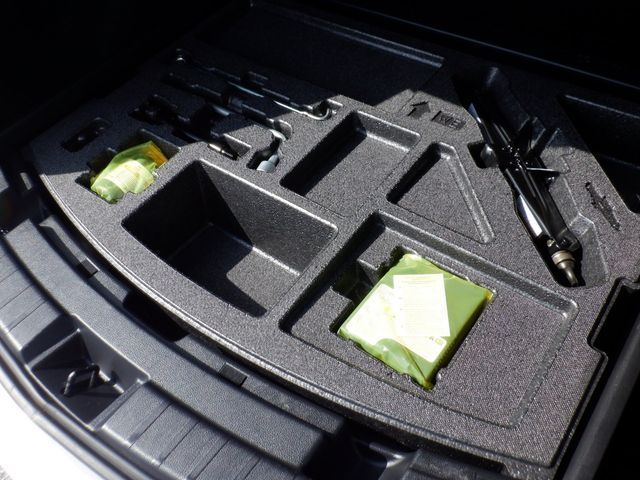 カローラ　ツーリング　ハイブリッド４ＷＤ（トヨタ）の車両写真